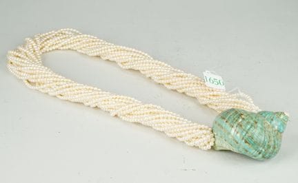 Lunga collana di perle coltivate con conchiglia de