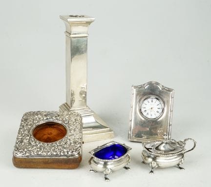 5 piezas de plata 800/925. Candelabro de base cuad