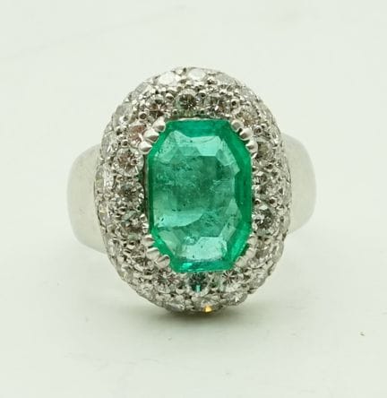 Anello con smeraldo e contorno di brillanti, argen