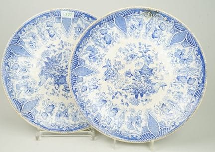 Coppia di grandi ciotole piatte con decorazioni a 
