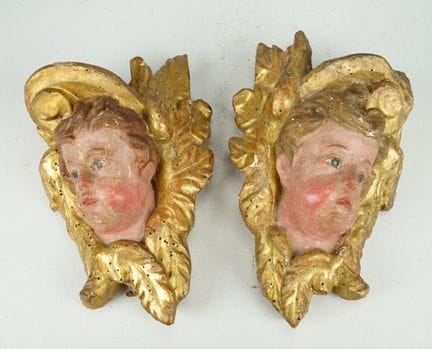 Coppia di teste di putti, XIX secolo. Legno di tig
