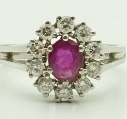 Anello con rubino e brillanti in oro bianco 585, m