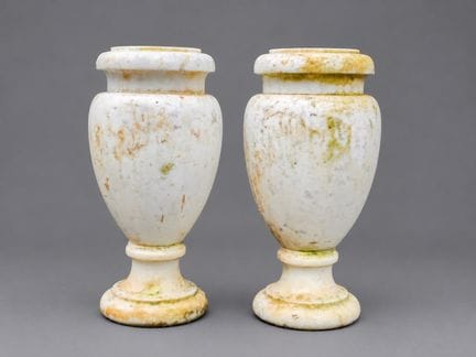 Coppia di vasi a forma di anfora in marmo d’Istria