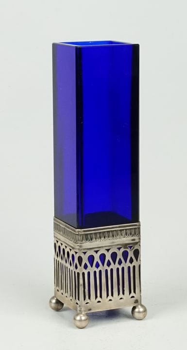 Blau gefärbte Vierkantvase von Louis Werner, Silbe