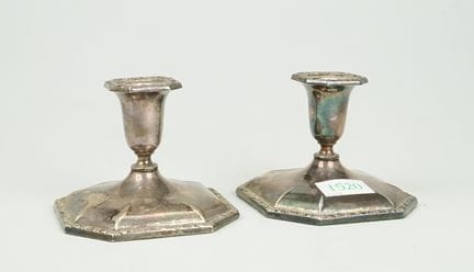Par de candelabros suecos con base octogonal. Plat
