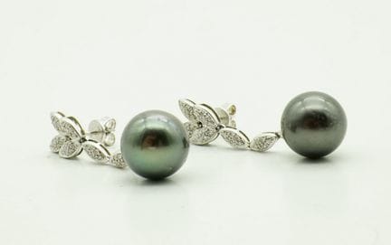 Orecchini in oro bianco brillante con grandi perle