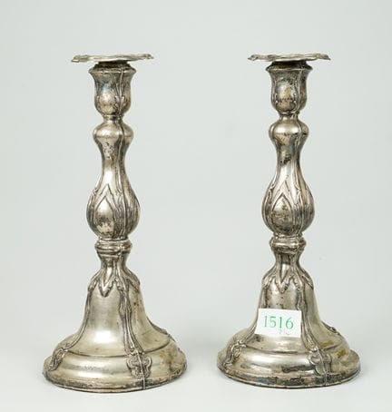 Par de candelabros de balaustres de plata con arab