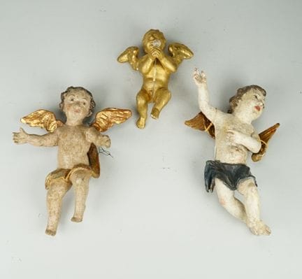 3 putti: intagliati nel legno, verniciati e dorati
