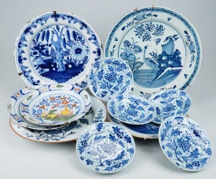 11 piatti e vassoi di Delft, XVIII-XIX secolo. Isp