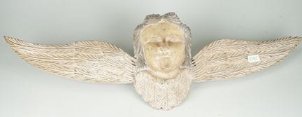 Grande testa d'angelo alata, intagliata nel legno 