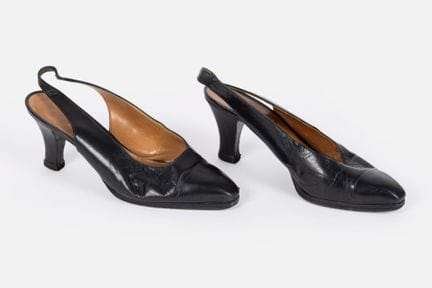 HERMES 
Décolleté aperte in pelle liscia nera
Nume