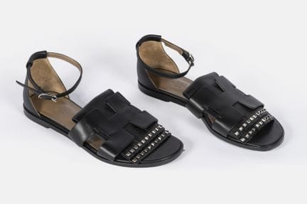 HERMES
Coppia di sandali in pelle nera con frange 