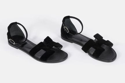 HERMES
Paire de sandales en velours noir, modèle L