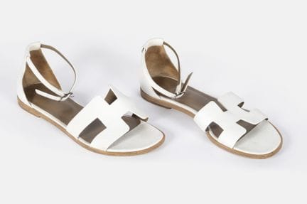 HERMES
Coppia di sandali in pelle martellata bianc