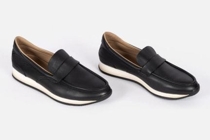 HERMES
Coppia di mocassini in pelle nera con suola