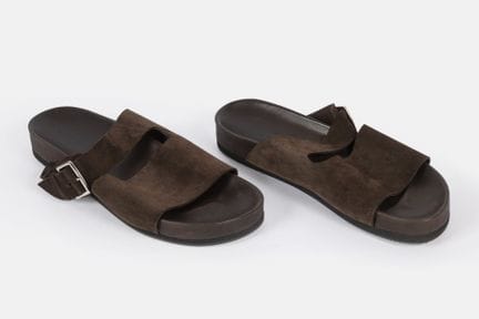 HERMES
Coppia di sandali in pelle di vitello scamo