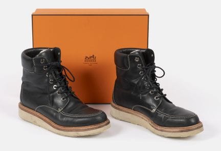 HERMES
Paire de bottines en cuir noir à semelle go