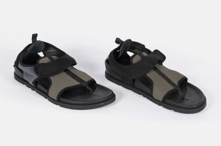 HERMES
Coppia di sandali da uomo in neoprene nei t