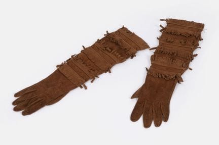 HERMES
Pair of long gloves in brown suede calfskin