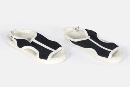 HERMES
Coppia di sandali in pelle, gomma bianca e 