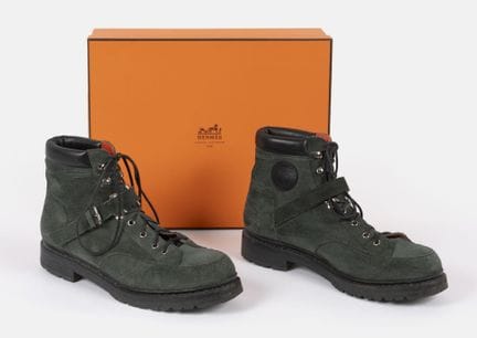 HERMES
Coppia di stivaletti in pelle scamosciata v
