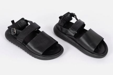 HERMES
Paire de sandales en cuir noir, modèle Arch