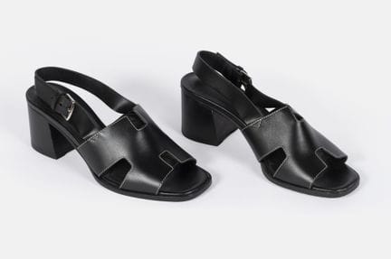 HERMES
Coppia di sandali con tacco in pelle nera, 