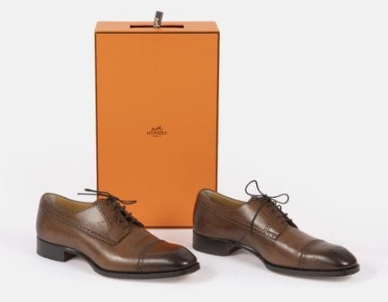 HERMES
Paio di scarpe Richelieu in pelle marrone, 
