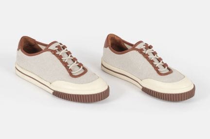 LORO PIANA
一双白色和灰色织物运动鞋
米白色和棕色橡胶鞋底
鞋面带有仿系带设计
尺码 38