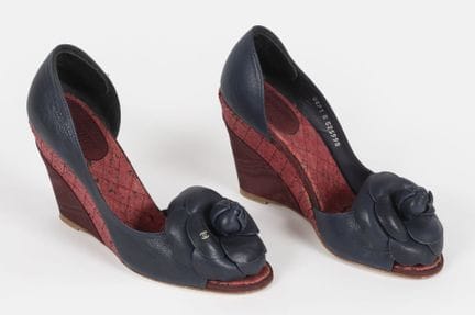 CHANEL
Pair of blue leather wedge pumps with camel