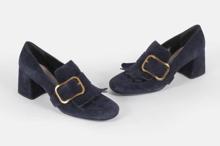 PRADA
一双带跟莫卡辛鞋，配金色金属搭扣和鞋面流苏，海军蓝麂皮材质
皮质鞋底
尺码 38 - 鞋