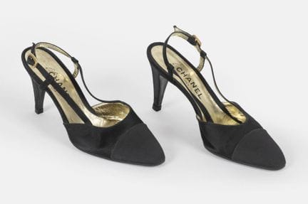 CHANEL
Pair of black satin open-toe pumps, 
Fasten