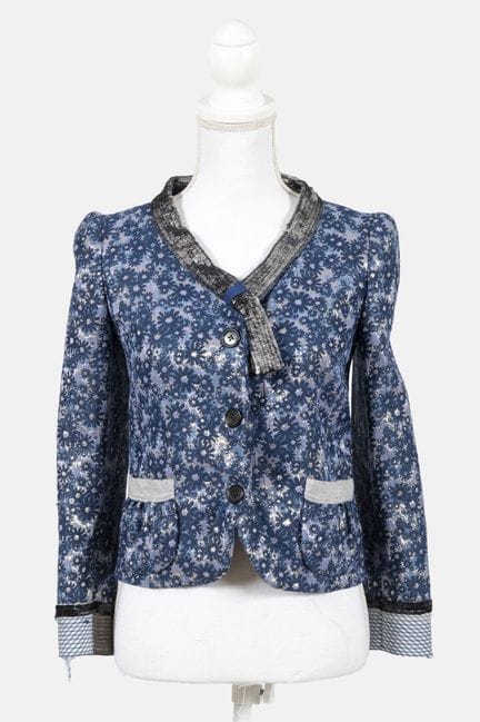 MARC JACOBS 
蓝色系花卉图案短款夹克
领口边缘饰有银色亮片细节
两个贴袋，镀银的金属纽扣