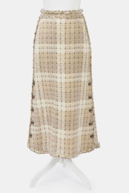 CHANEL
Long skirt in beige wool tweed with silver 