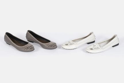 TODS 
四双鞋套装，包含： 
- 一双灰褐色皮质芭蕾平底鞋， 
饰有银色半球形流苏渐变细节 
推