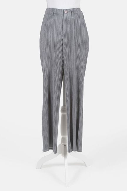 PLEATS PLEASE ISSEY MIYAKE
Grayish-green pants mad