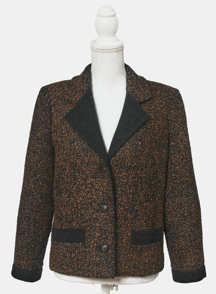 CHANEL
Jacket with shoulder pads, made of black bo