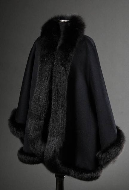 Élégante cape en cachemire noir avec bordure en re