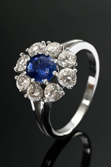 Bague « Entourage » en or blanc 750 avec saphir se