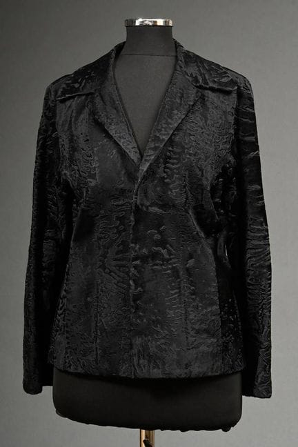 Veste noire à large queue, coupe cintrée avec bout
