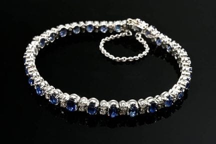 Bracelet « Rivière » en or blanc 585, orné de saph
