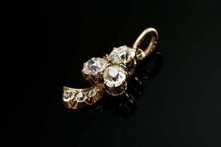 精致的585黄金叶形吊坠，镶有古式切工钻石（总重约0.70克拉/SI-P1/W-C），据推测产自俄罗