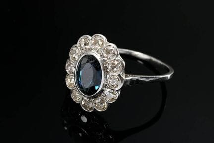 Bague ancienne en platine sertie d'un saphir bleu-