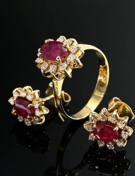 3 pièces en or jaune 750 : bague sertie d'un rubis