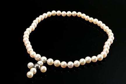 Joli collier de perles de culture avec fermoir à c