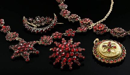 5件比德迈尔风格铜镍合金石榴石首饰，约1850年：1条花朵项链（23.8克，长41.5厘米，缺1颗宝