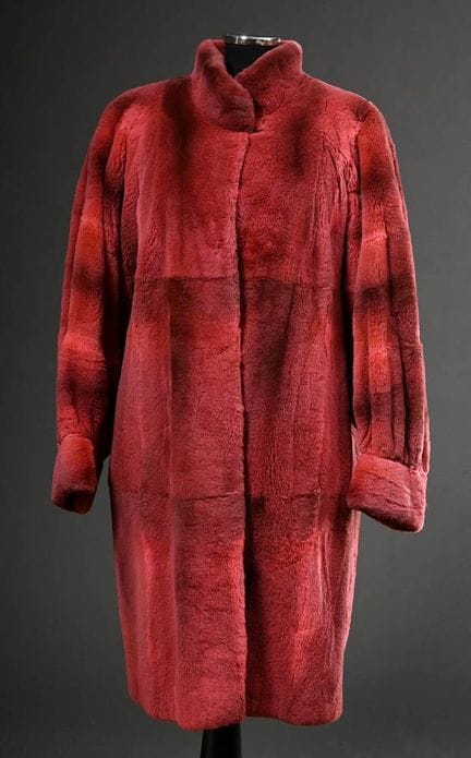 Manteau court en poil d'opossum teint en rose et t