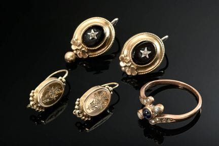 5 pièces diverses de bijoux de la fin de l'époque 