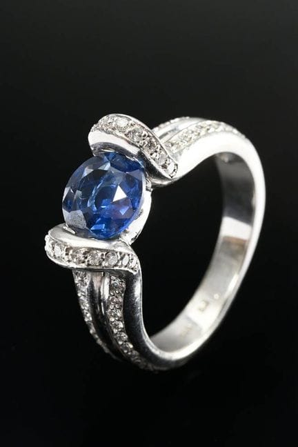 Élégante bague en platine 950 sertie d'un saphir r