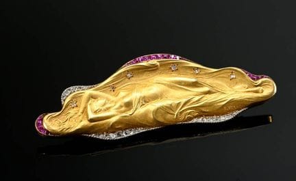 Broche Art nouveau en or jaune 750 « Femme allongé
